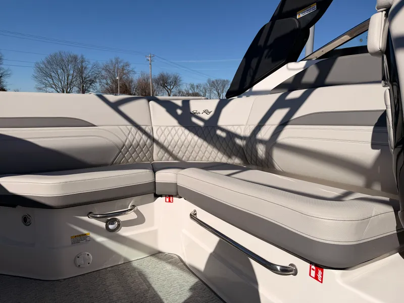 Slide: The Image of Sea Ray SLX 260 2025 - 10