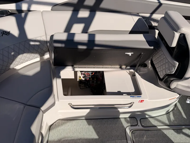 Slide: The Image of Sea Ray SLX 260 2025 - 11