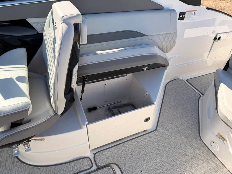 Slide: The Image of Sea Ray SLX 260 2025 - 13