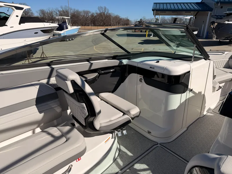 Slide: The Image of Sea Ray SLX 260 2025 - 15