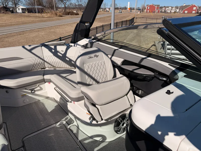 Slide: The Image of Sea Ray SLX 260 2025 - 17