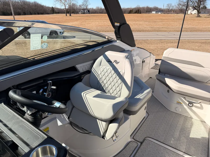 Slide: The Image of Sea Ray SLX 260 2025 - 19