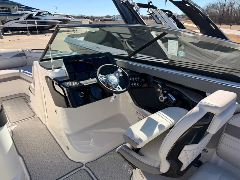 Slide: The Image of Sea Ray SLX 260 2025 - 20