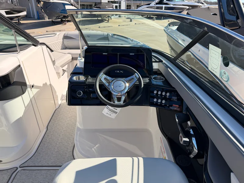 Slide: The Image of Sea Ray SLX 260 2025 - 21