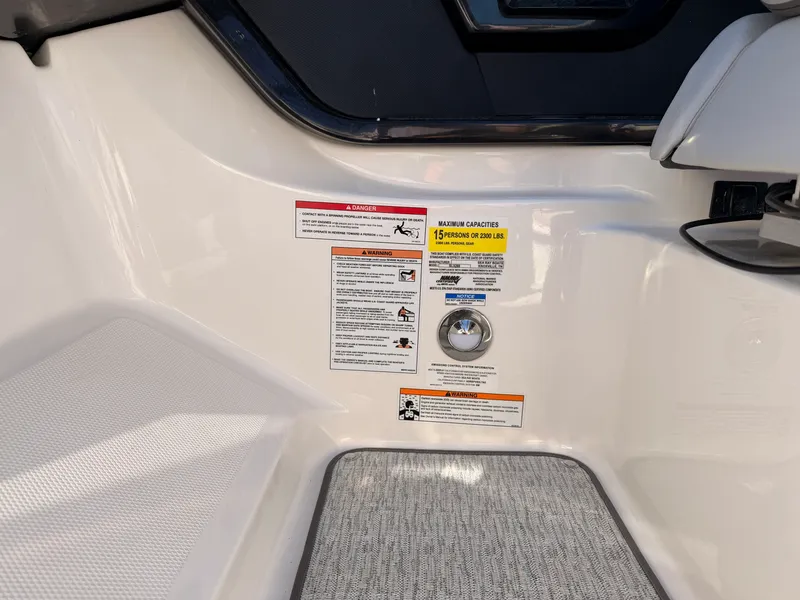 Slide: The Image of Sea Ray SLX 260 2025 - 22