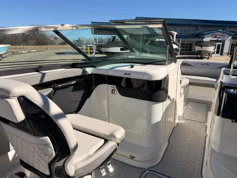 Slide: The Image of Sea Ray SLX 260 2025 - 23