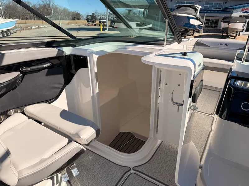 Slide: The Image of Sea Ray SLX 260 2025 - 24