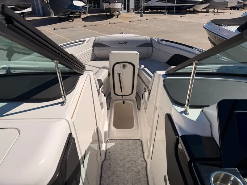 Slide: The Image of Sea Ray SLX 260 2025 - 25