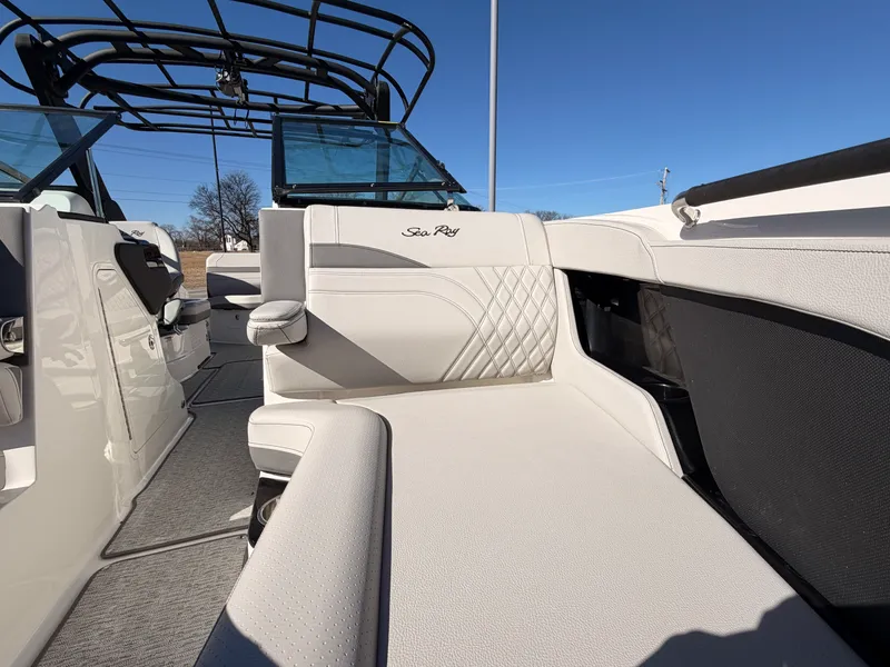 Slide: The Image of Sea Ray SLX 260 2025 - 27