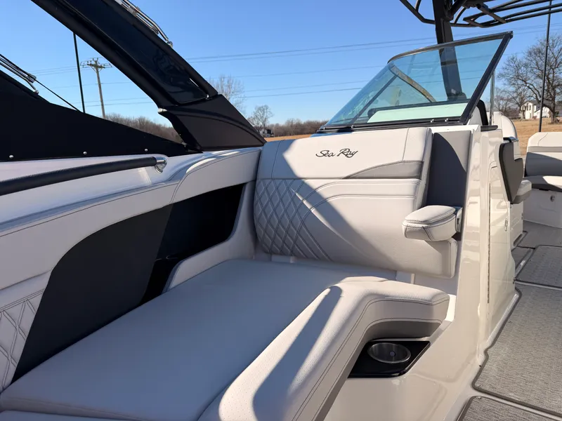 Slide: The Image of Sea Ray SLX 260 2025 - 28