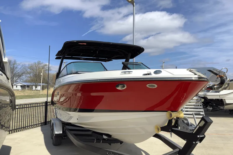 Slide: The Image of Sea Ray SLX 260 2025 - 3