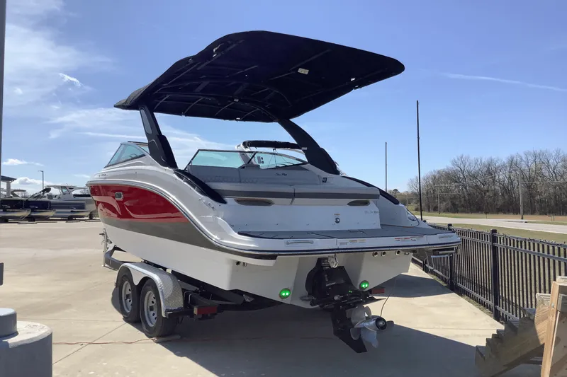 Slide: The Image of Sea Ray SLX 260 2025 - 4
