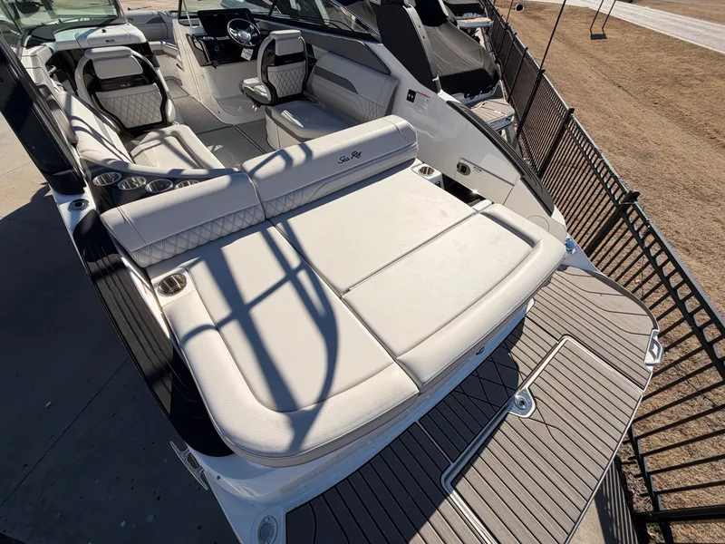 Slide: The Image of Sea Ray SLX 260 2025 - 5