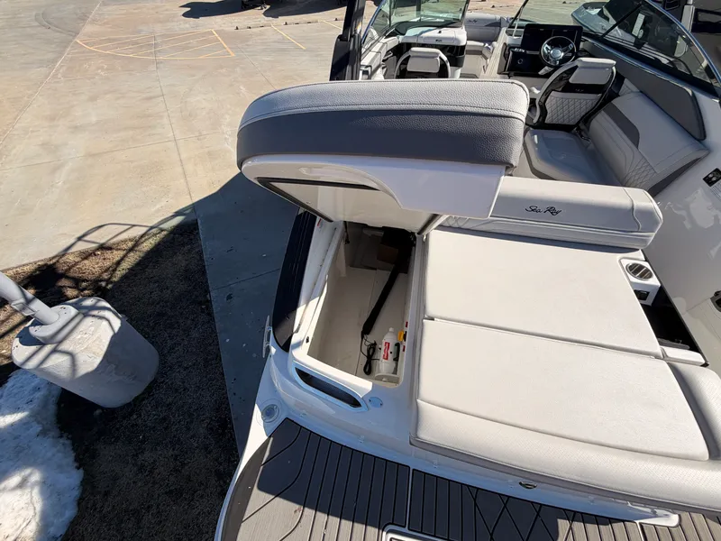 Slide: The Image of Sea Ray SLX 260 2025 - 6