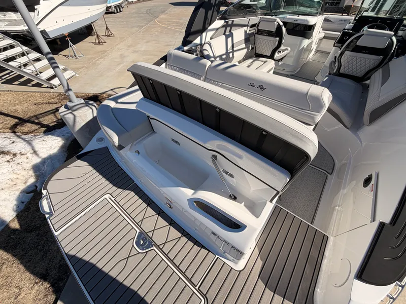 Slide: The Image of Sea Ray SLX 260 2025 - 7