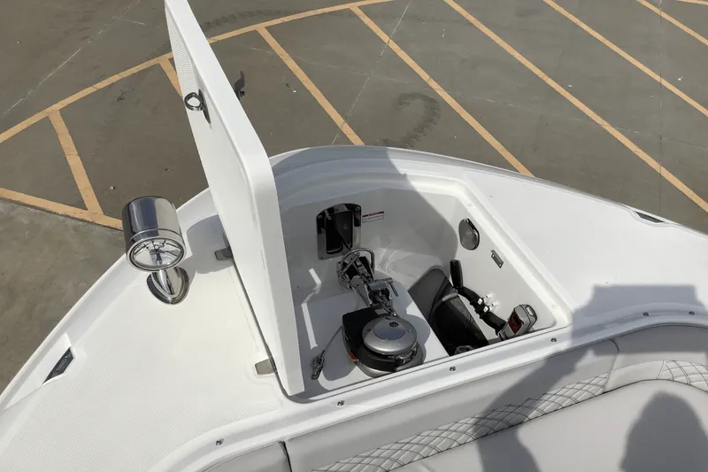 Slide: The Image of Sea Ray Sundancer 370 2025 - 10