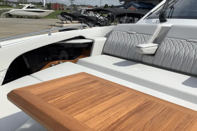 Slide: The Image of Sea Ray Sundancer 370 2025 - 12