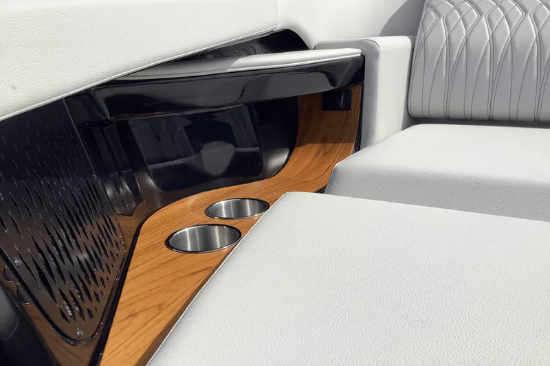 Slide: The Image of Sea Ray Sundancer 370 2025 - 13