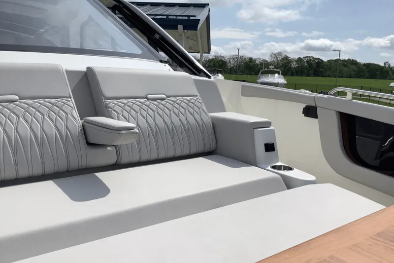 Slide: The Image of Sea Ray Sundancer 370 2025 - 14