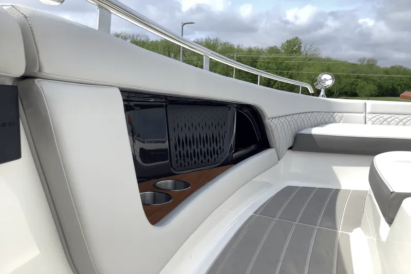 Slide: The Image of Sea Ray Sundancer 370 2025 - 15