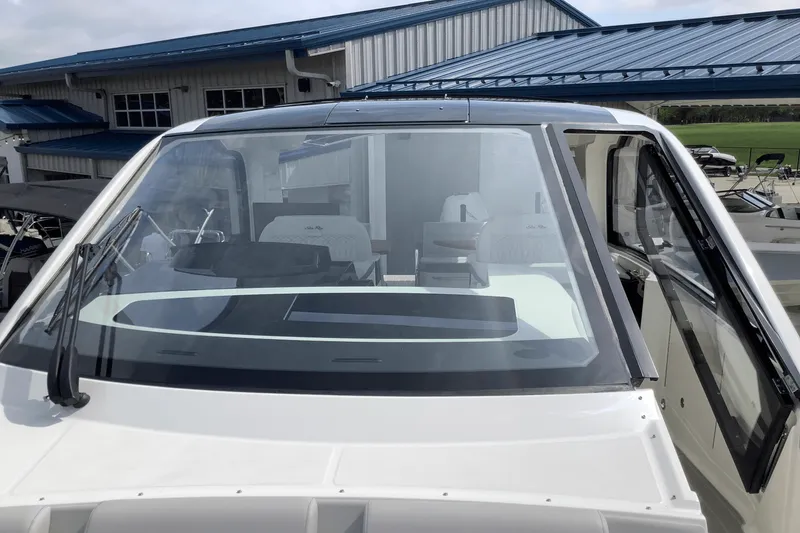 Slide: The Image of Sea Ray Sundancer 370 2025 - 16