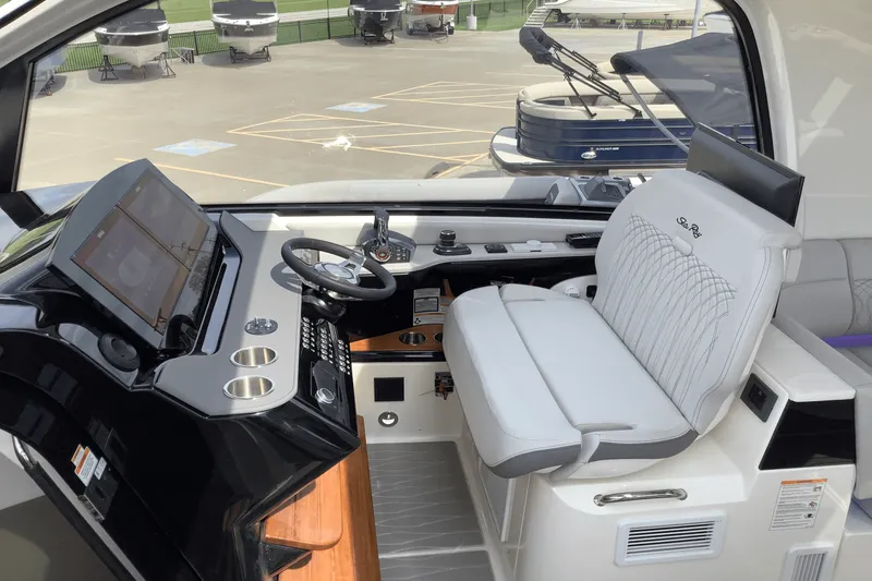 Slide: The Image of Sea Ray Sundancer 370 2025 - 18