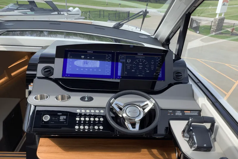 Slide: The Image of Sea Ray Sundancer 370 2025 - 20