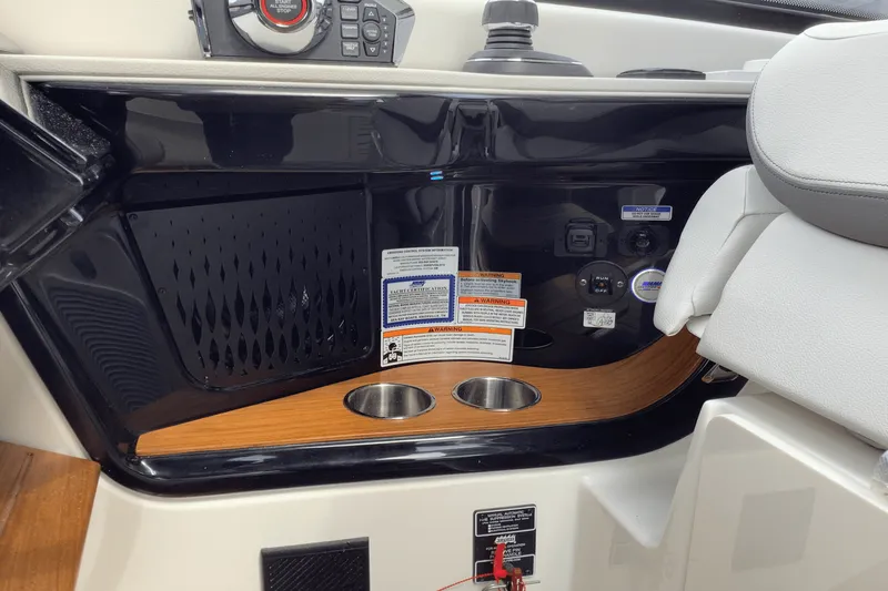 Slide: The Image of Sea Ray Sundancer 370 2025 - 22