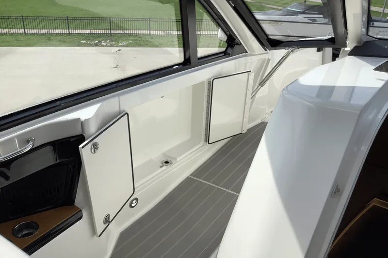 Slide: The Image of Sea Ray Sundancer 370 2025 - 23