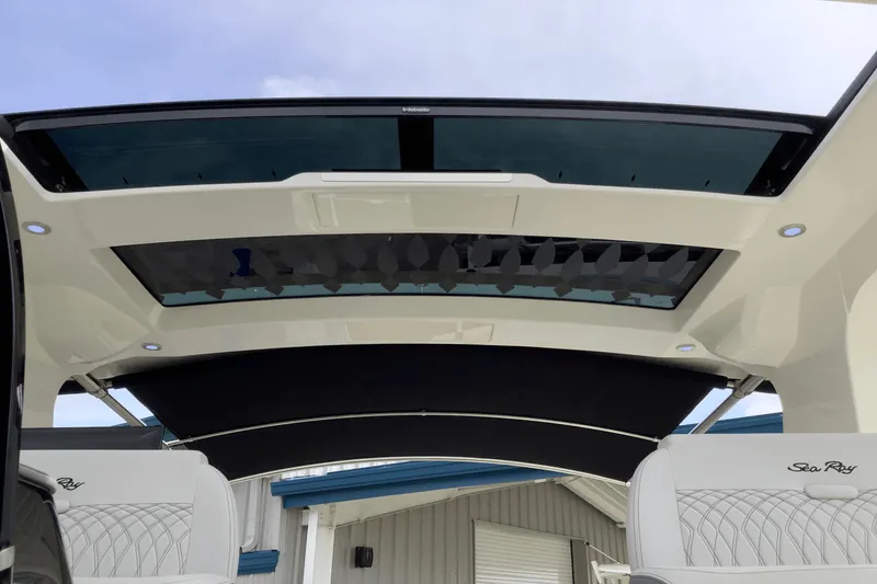 Slide: The Image of Sea Ray Sundancer 370 2025 - 25