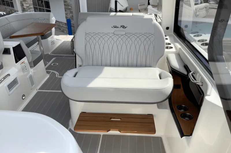 Slide: The Image of Sea Ray Sundancer 370 2025 - 27