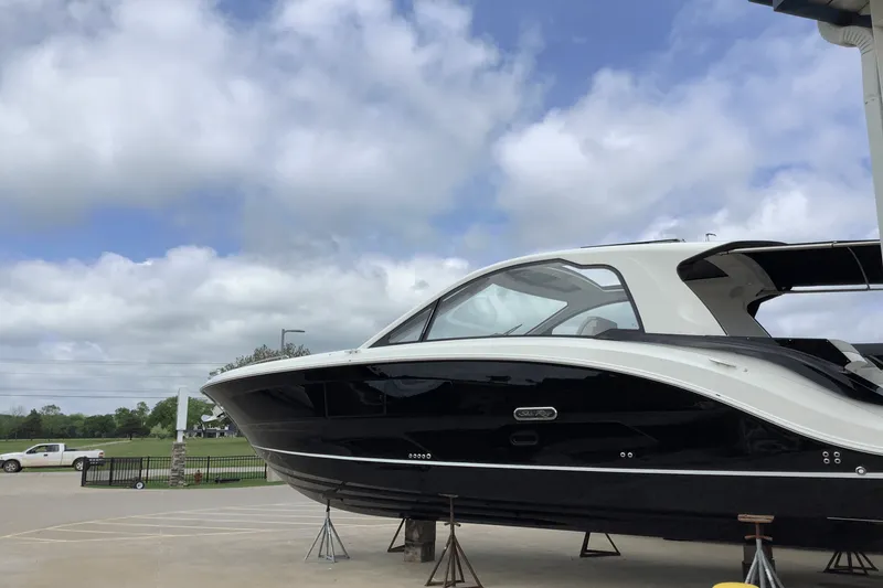 Slide: The Image of Sea Ray Sundancer 370 2025 - 3