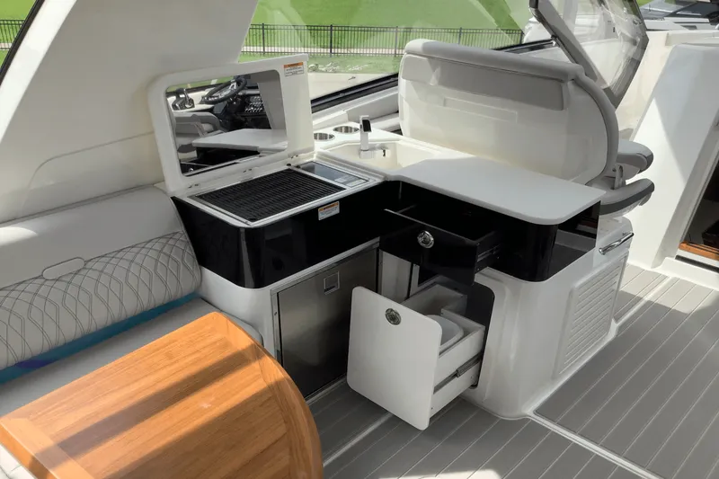 Slide: The Image of Sea Ray Sundancer 370 2025 - 32