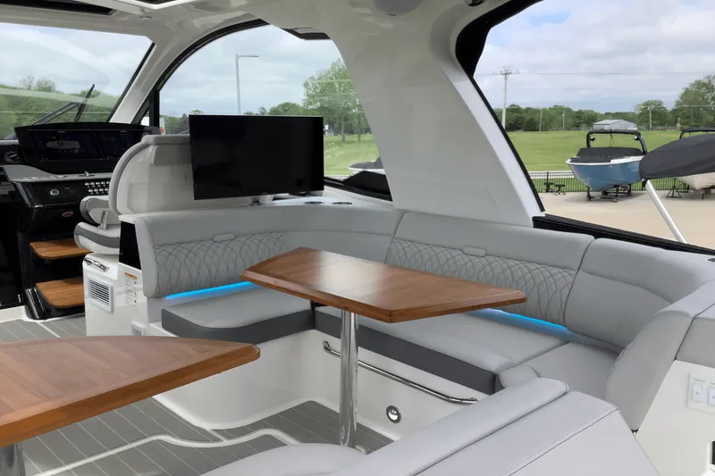 Slide: The Image of Sea Ray Sundancer 370 2025 - 33