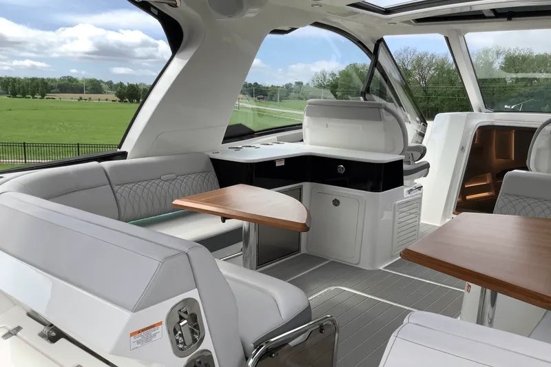 Slide: The Image of Sea Ray Sundancer 370 2025 - 34