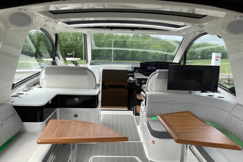 Slide: The Image of Sea Ray Sundancer 370 2025 - 35