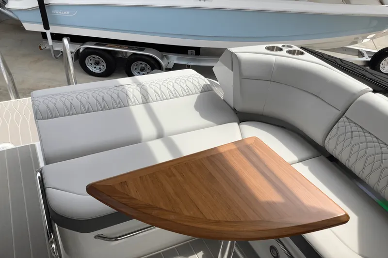 Slide: The Image of Sea Ray Sundancer 370 2025 - 37