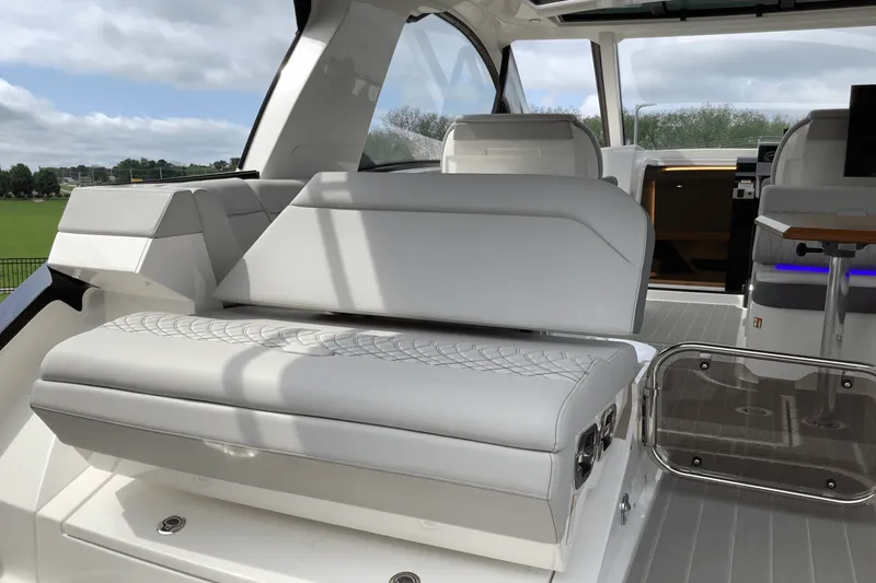 Slide: The Image of Sea Ray Sundancer 370 2025 - 38