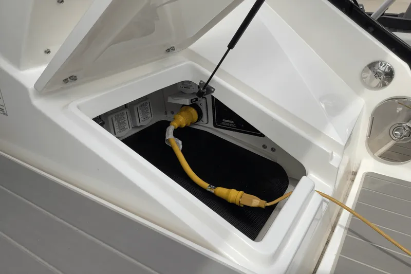 Slide: The Image of Sea Ray Sundancer 370 2025 - 39