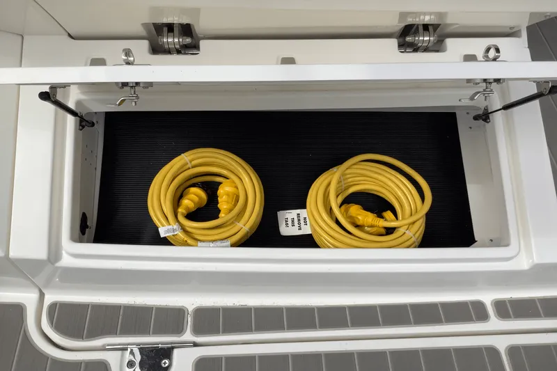 Slide: The Image of Sea Ray Sundancer 370 2025 - 40