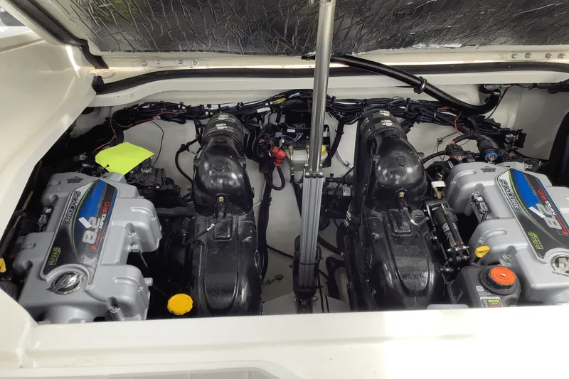 Slide: The Image of Sea Ray Sundancer 370 2025 - 42