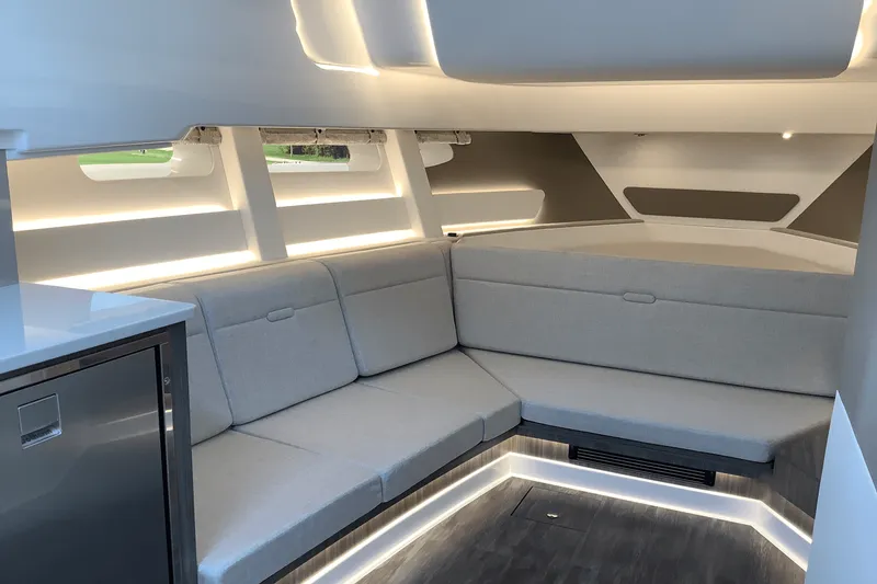 Slide: The Image of Sea Ray Sundancer 370 2025 - 44