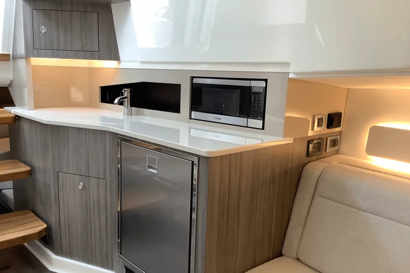 Slide: The Image of Sea Ray Sundancer 370 2025 - 45