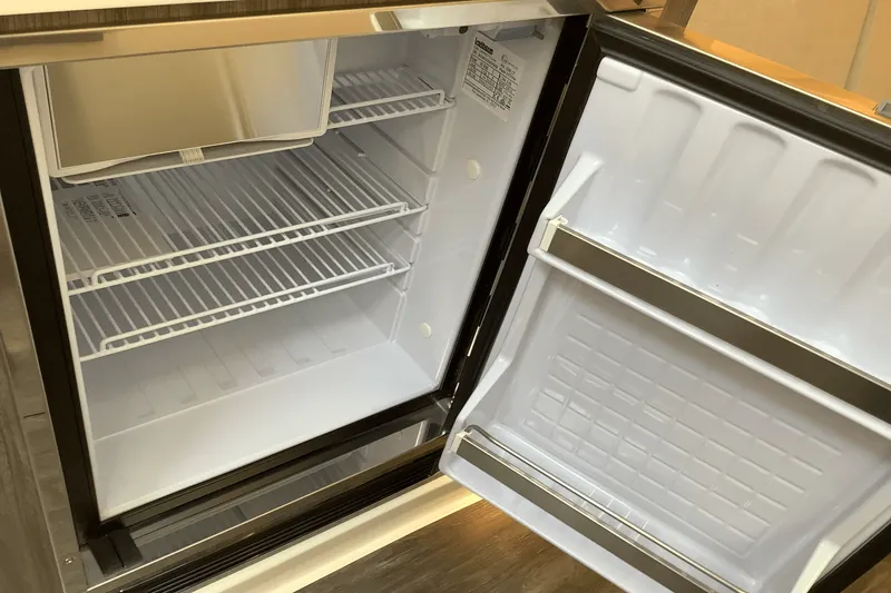 Slide: The Image of Sea Ray Sundancer 370 2025 - 46