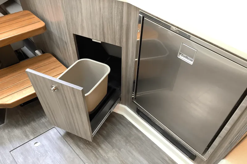 Slide: The Image of Sea Ray Sundancer 370 2025 - 49