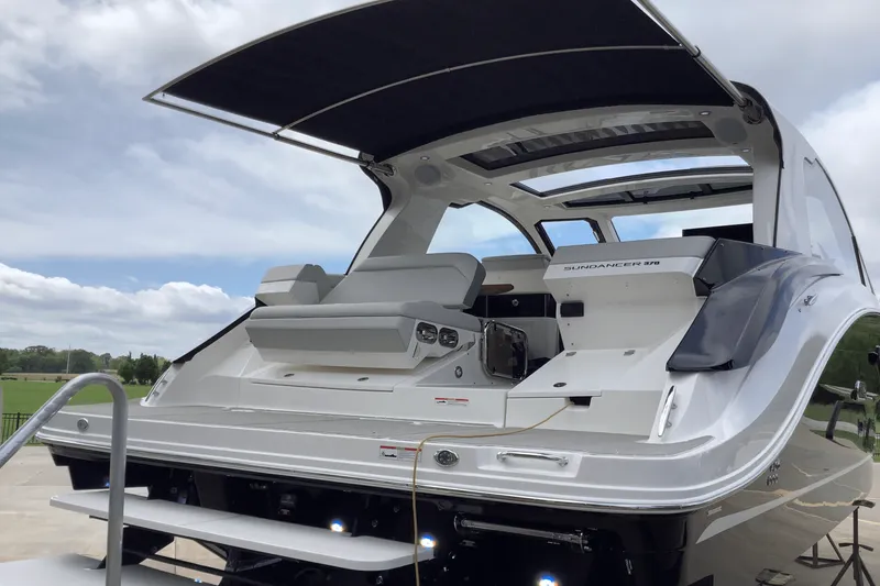 Slide: The Image of Sea Ray Sundancer 370 2025 - 5