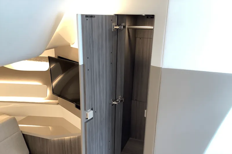 Slide: The Image of Sea Ray Sundancer 370 2025 - 51