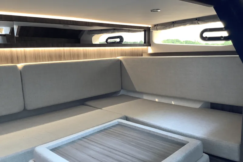 Slide: The Image of Sea Ray Sundancer 370 2025 - 58