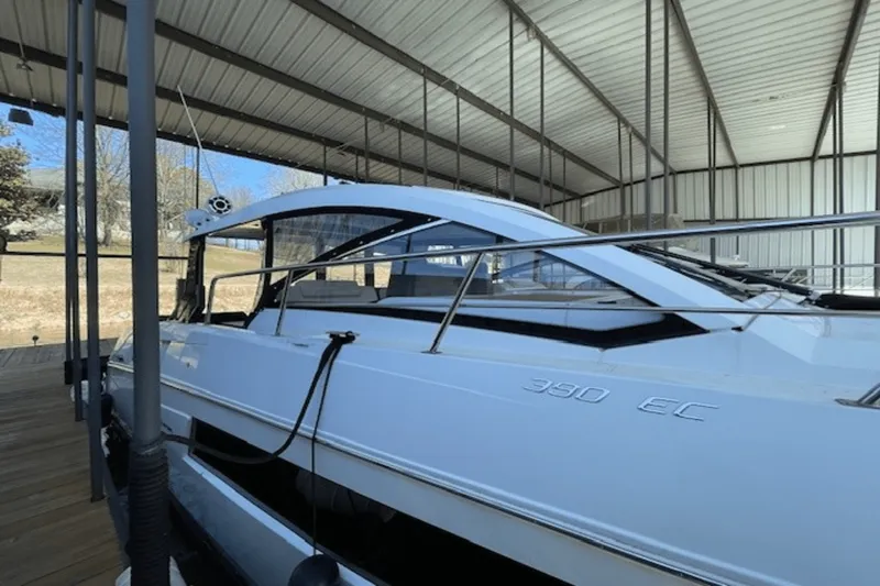 Slide: The Image of Cruisers Yachts 390 EXPRESS COUPE 2018 - 3