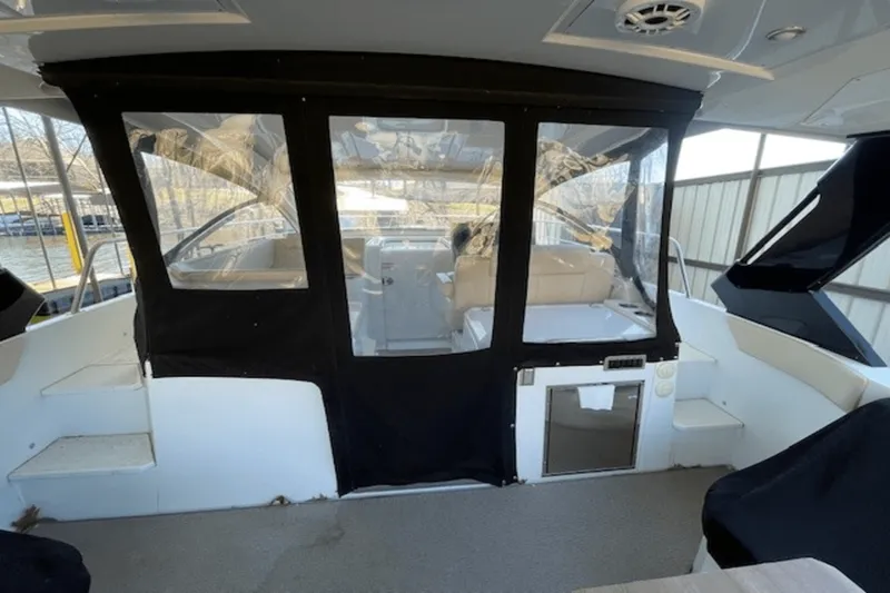 Slide: The Image of Cruisers Yachts 390 EXPRESS COUPE 2018 - 6